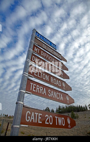 Segno di vigneti e autocumulus undulatus nuvole, Bannockburn di Central Otago, Isola del Sud, Nuova Zelanda Foto Stock