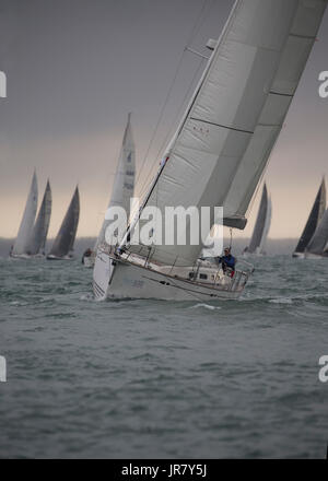 Uno yacht è a capo di un gruppo di battitura fino agli aghi durante le tempeste durante il 2017 intorno all isola gara Foto Stock