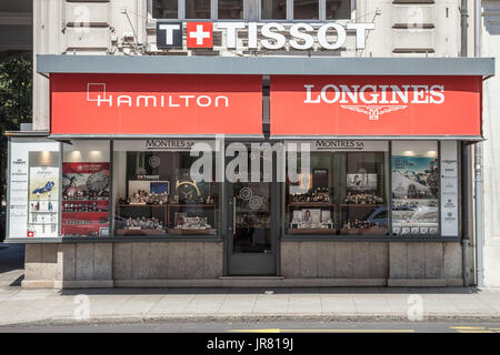 Ginevra, Svizzera - 19 giugno 2017: tipico orologio di lusso e gioielleria boutique nel centro di Ginevra. Gli orologi svizzeri sono un simbolo della swiss sa h Foto Stock