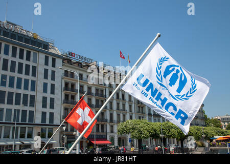 Ginevra, Svizzera - 19 giugno 2017: bandiera svizzera e UNHCR bandiere vicino lago Leman a Ginevra. L UNHCR è l'agenzia delle Nazioni Unite incaricata di Foto Stock