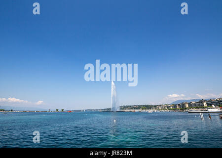 Ginevra è il monumento principale e punto di riferimento del Jet d'Eau (getto d'acqua), presa in un pomeriggio estivo con un cielo blu. Ginevra è uno dei più grandi financial pl Foto Stock