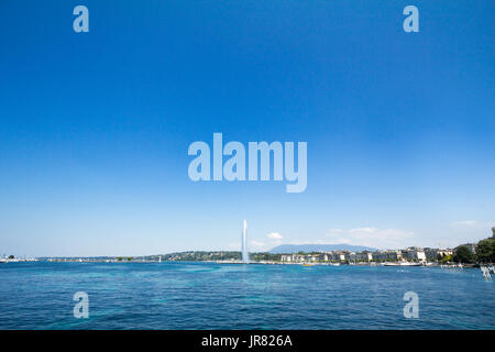 Ginevra è il monumento principale e punto di riferimento del Jet d'Eau (getto d'acqua), presa in un pomeriggio estivo con un cielo blu. Ginevra è uno dei più grandi financial pl Foto Stock