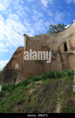 Colpo verticale della grotta Chiesa di Cappadocia shot sulla giornata di sole Foto Stock