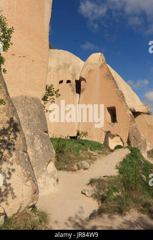 Colpo verticale della grotta Chiesa di Cappadocia shot sulla giornata di sole Foto Stock