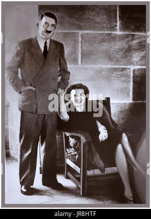 Adolf Hitler e Eva Braun del 1940 in atmosfera rilassata posano felicemente per una fotografia informale durante la seconda guerra mondiale, al Berghof, Berchtesgaden Obersalzberg Bavaria Germania