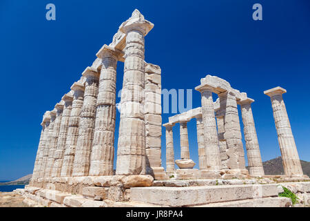 Il tempio di Poseidone, in Cape Sounion, su dei più emblematici e popolari siti archeologici in Grecia. Foto Stock