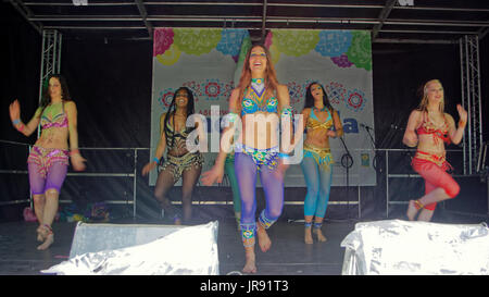 Glasgow Mela brasiliana ballerini della ventola sul palco di Kelvingrove Park Foto Stock