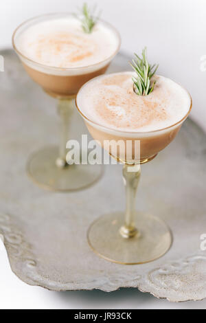 Chocolate Martini Cocktail guarnito con rosmarino Foto Stock