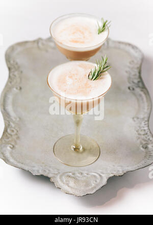 Cioccolato cocktail cremoso su un vassoio vintage Foto Stock