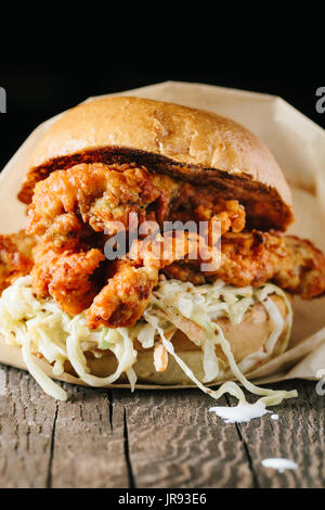 Fried Chicken sandwich stile meridionale su sfondo scuro Foto Stock