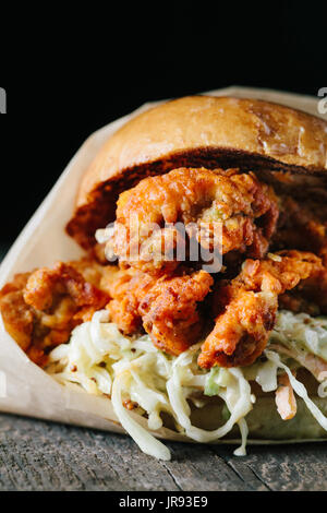 Fried Chicken sandwich stile meridionale su sfondo scuro Foto Stock