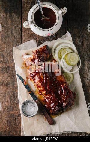 Barbecue affumicati bimbo indietro nervature su sfondo rustico Foto Stock