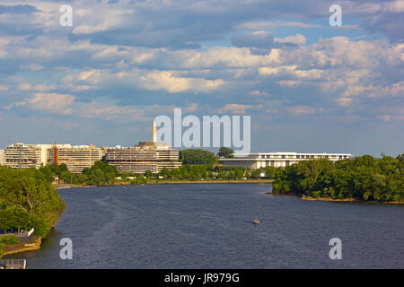 Potomac River vicino a Georgetown Waterfront Park a Washington DC. Noi panorama di capitale con il fiume in estate. Foto Stock