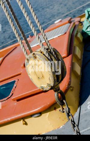 Rigging e funi su una barca a vela. Foto Stock