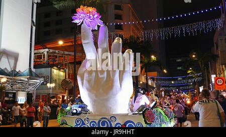 KUALA LUMPUR, Malesia - 12 Marzo 2017: decorazioni in forma di un sacro Lotus e del Buddha a mano cinese annuale di arboricoltura festival in Kual Foto Stock