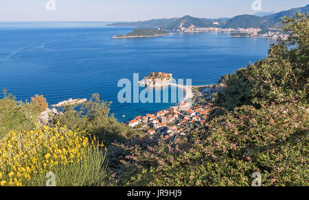 Panorama di Sveti Stefan isola in una bella mattina d'estate in Budva, Montenegro. Foto Stock