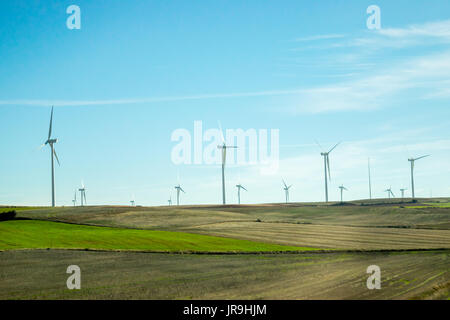 BURGOS, Spagna - 10 novembre 2015: elettrica eolica generatori a turbina in campagna Foto Stock