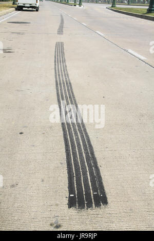 Pista nera del freno pneumatico su strada concreta Foto Stock