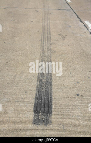 Pista nera del freno pneumatico su strada concreta Foto Stock