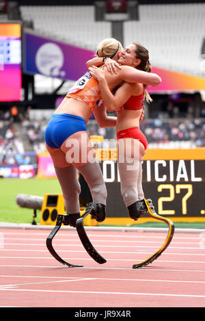 Sara Andres Barrio e Fleur Jong si abbracciano dopo aver gareggiato nel T44 200m al World Para Athletics Championships, London Stadium Foto Stock