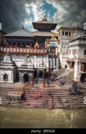 Tempio di Pashupatinath complesso di induismo, situato sul fiume Bagmati, Kathmandu, Nepal. Foto Stock