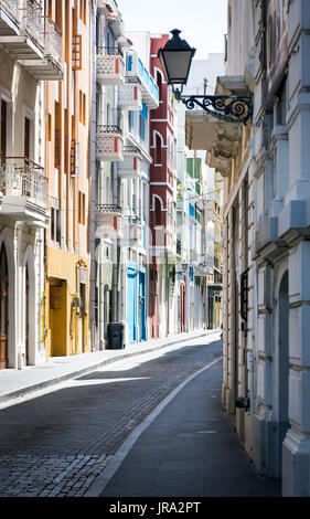 Una tipica strada nella vecchia San Juan, Puerto Rico Foto Stock