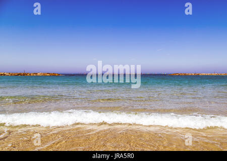 Gerusalemme spiaggia di Tel Aviv al Mare Mediterraneo con surfers in background Foto Stock