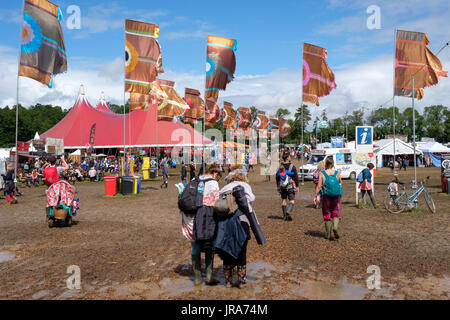 La scena della folla e la grande tenda rossa, Womad Festival, Charlton Park di Malmesbury, Wiltshire, Inghilterra, luglio 30, 2017 Foto Stock