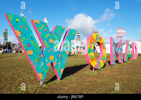 WOMAD multicolore segno, Womad Festival, Charlton Park di Malmesbury, Wiltshire, Inghilterra, luglio 30, 2017 Foto Stock