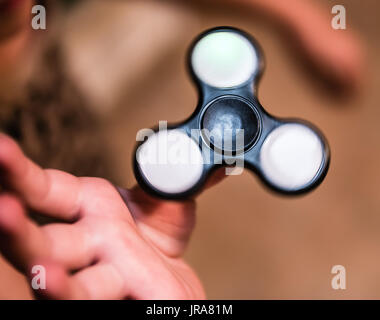 Bambino usando agitano: spinner in movimento Foto Stock