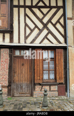 Parzializzato porta e finestra su metà edificio con travi di legno, rue motte, Amiens, somme, hauts de france, Francia Foto Stock