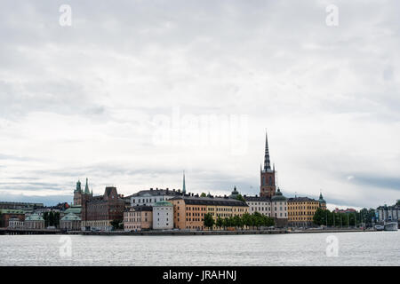 Esterno della Chiesa di Riddarholmen con il fiume Norrstrom in primo piano Foto Stock