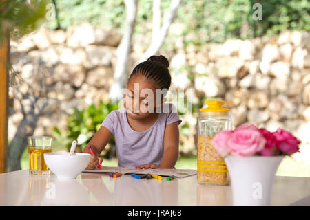 Bambina a colorare con matite colorate Foto Stock