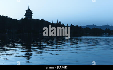 Silhouette nera della tradizionale pagoda Cinese nel blu del cielo della sera sfondo. Costa del Lago Ovest. Famoso Parco pubblico di Hangzhou, Cina Foto Stock