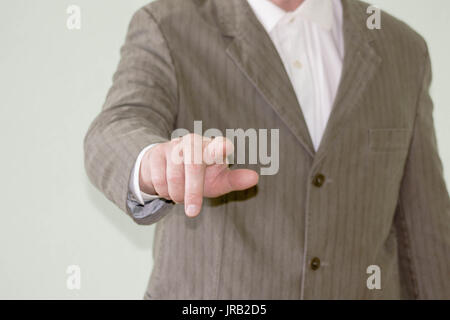 Il concetto di business della giusta direzione, il raggiungimento dell'obiettivo. L'uomo è la mano in avanti, mostrando il bersaglio del dito. Foto per il tuo Foto Stock