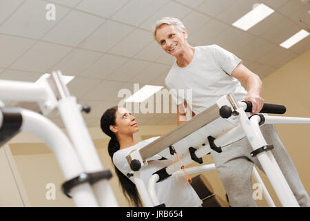 Positivo il pensionamento felice facendo sport esercizi Foto Stock