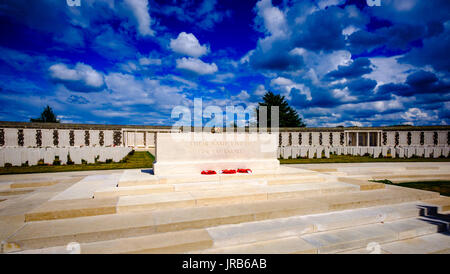 Tyne Cot Commonwealth War Graves Cimitero e memoriale al mancante è una commissione delle tombe di guerra del Commonwealth (CWGC) terreno di sepoltura per i morti di Foto Stock