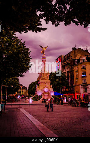 Statua della Vittoria Alata sul Sube Fontana in Place Drouet-d'Erlon Reims, Francia la sera Foto Stock