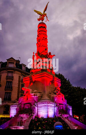 Statua della Vittoria Alata sul Sube Fontana in Place Drouet-d'Erlon Reims, Francia la sera Foto Stock