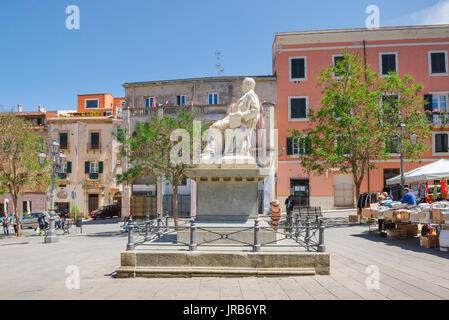 Sassari Sardegna piazza, statua del giudice e storico Pasquale Tola ubicato in piazza Tola a Sassari, Sardegna. Foto Stock