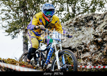 Closeup uomo rider in discesa in mountain bike durante il campionato nazionale in discesa Foto Stock
