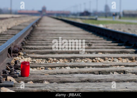 Candela di ricordo lasciato su un treno via nell'ex campo di concentramento nazista di Birkenau, brzezinka, Oswiecim, Polonia Foto Stock