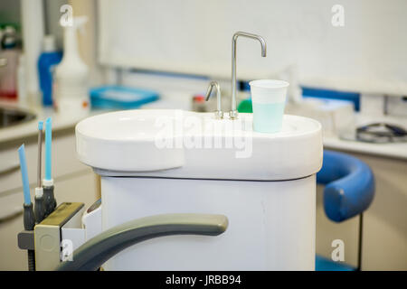 Di attrezzature essenziali in chirurgia dentale - dental unità di aspirazione e sputacchiera Foto Stock