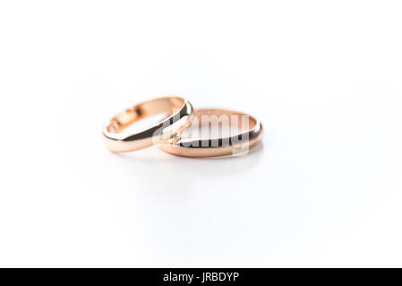 Due golden gli anelli di nozze isolato su bianco, gli anelli di nozze il concetto di sfondo Foto Stock