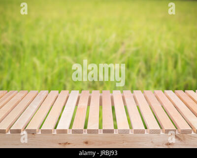 Contatore di legno o balcone in legno sul verde dello sfondo dei campi Foto Stock