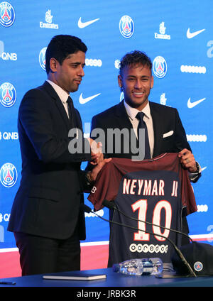 Neymar è svelato al fianco di Paris Saint Germain presidente Nasser Al-Khelaifi durante una conferenza stampa presso il Parc des Princes, seguendo il suo record del mondo la rottura £200milioni di trasferimento dal FC Barcelona a Paris Saint Germain. Foto Stock