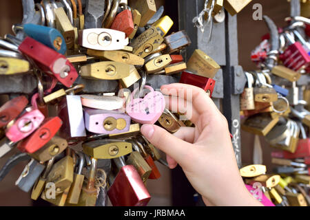 Ragazza mano sull'amore si blocca sul Medio Reno bridge- Basilea - Svizzera - 21 Luglio 2017 Foto Stock