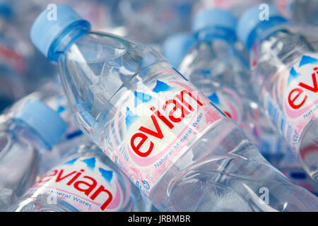 Bottiglie d'acqua Evian - Evian è un marchio popolare di acqua minerale proveniente dalle Alpi francesi. Foto Stock