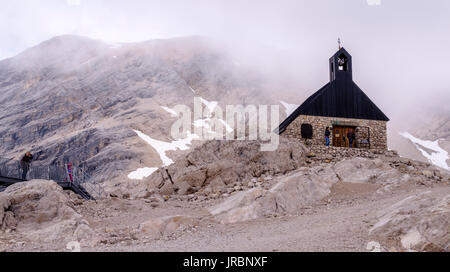 Cappella di Maria Heimsuchung sul massiccio dello Zugspitze, Baviera, Germania Foto Stock