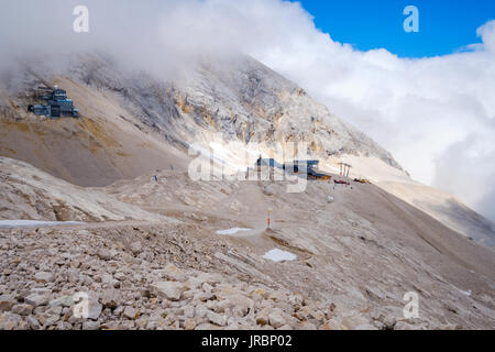 Zugspitze con il ghiacciaio, centro di ricerca, Cappella di Maria Heimsuchung e la stazione della Zugspitzbahn, Zugspitze, Baviera, Germania Foto Stock